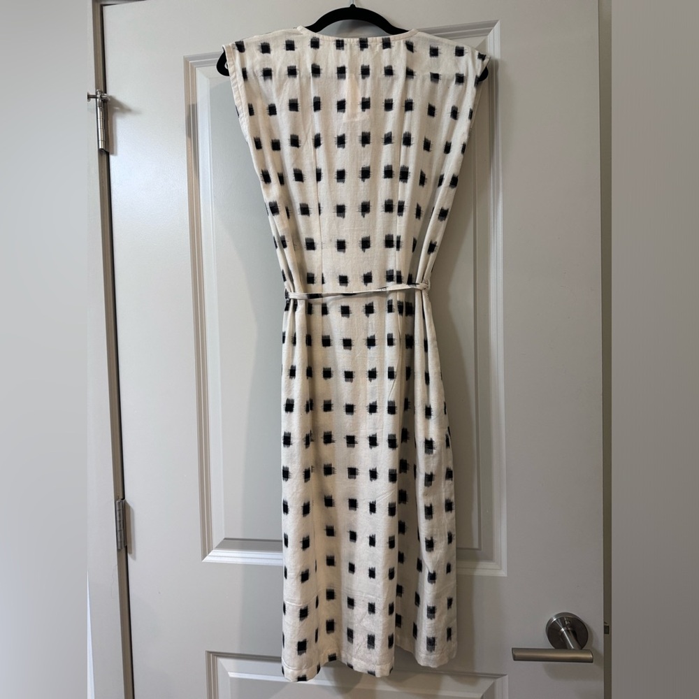 Black and White Tea Length Dress with Pockets - Picture 2 of 4
